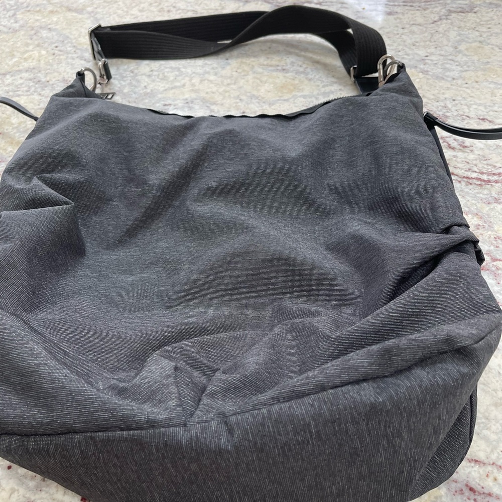 Lululemon Crossbody duffel in gray black